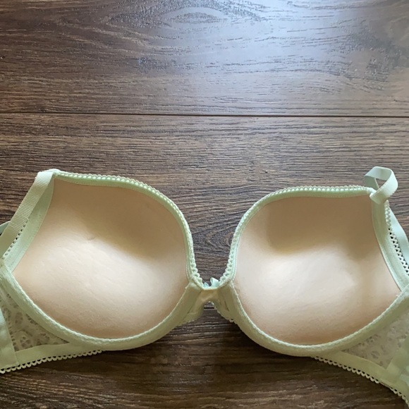 Stunning VIctoria Secrets Bra - Picture 7 of 8